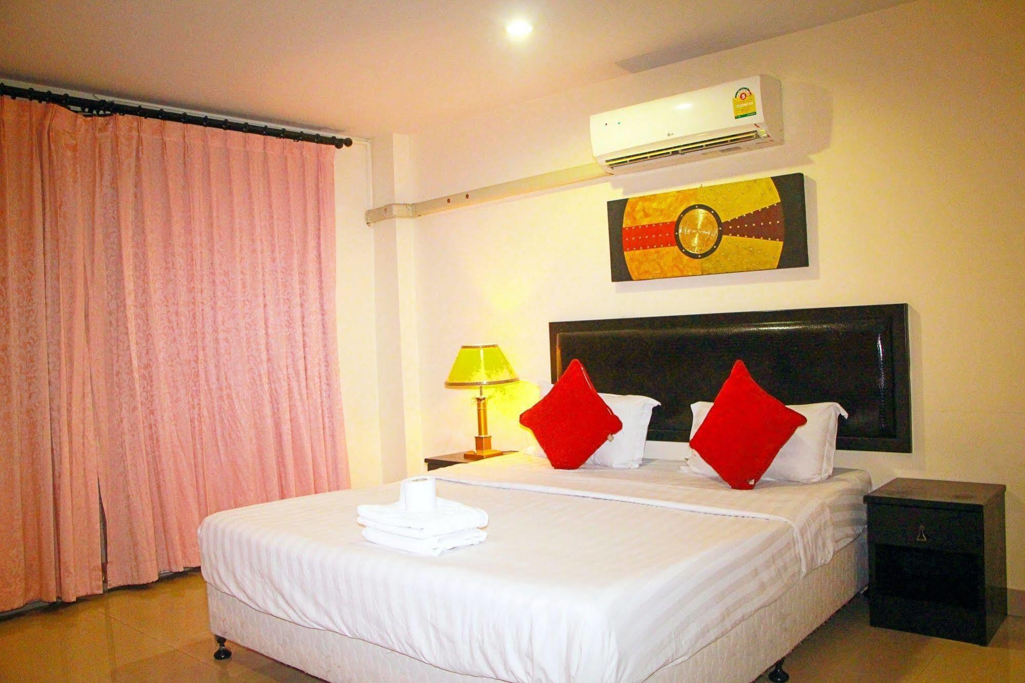Royal Q & D Suites Pattaya Eksteriør bilde